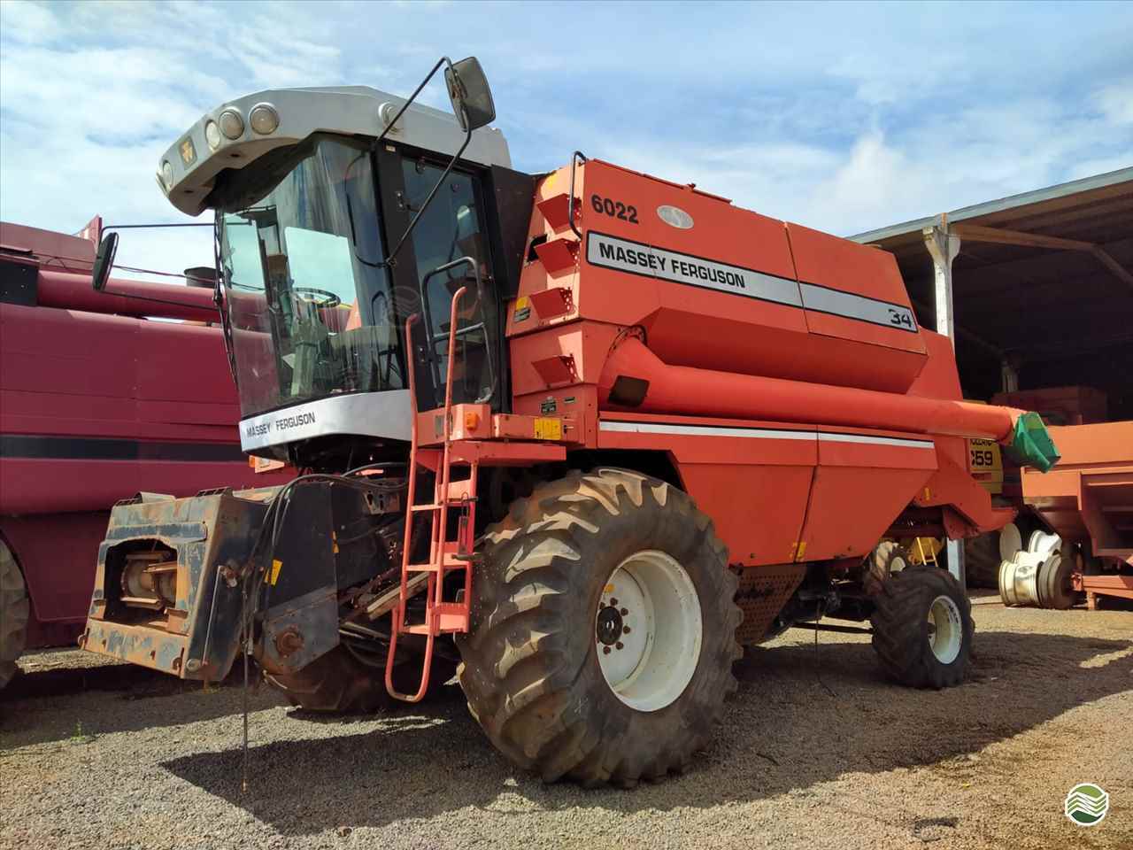 COLHEITADEIRA MASSEY FERGUSON MF 34 Gomagril Máquinas Agrícolas TANGARA DA SERRA MATO GROSSO MT